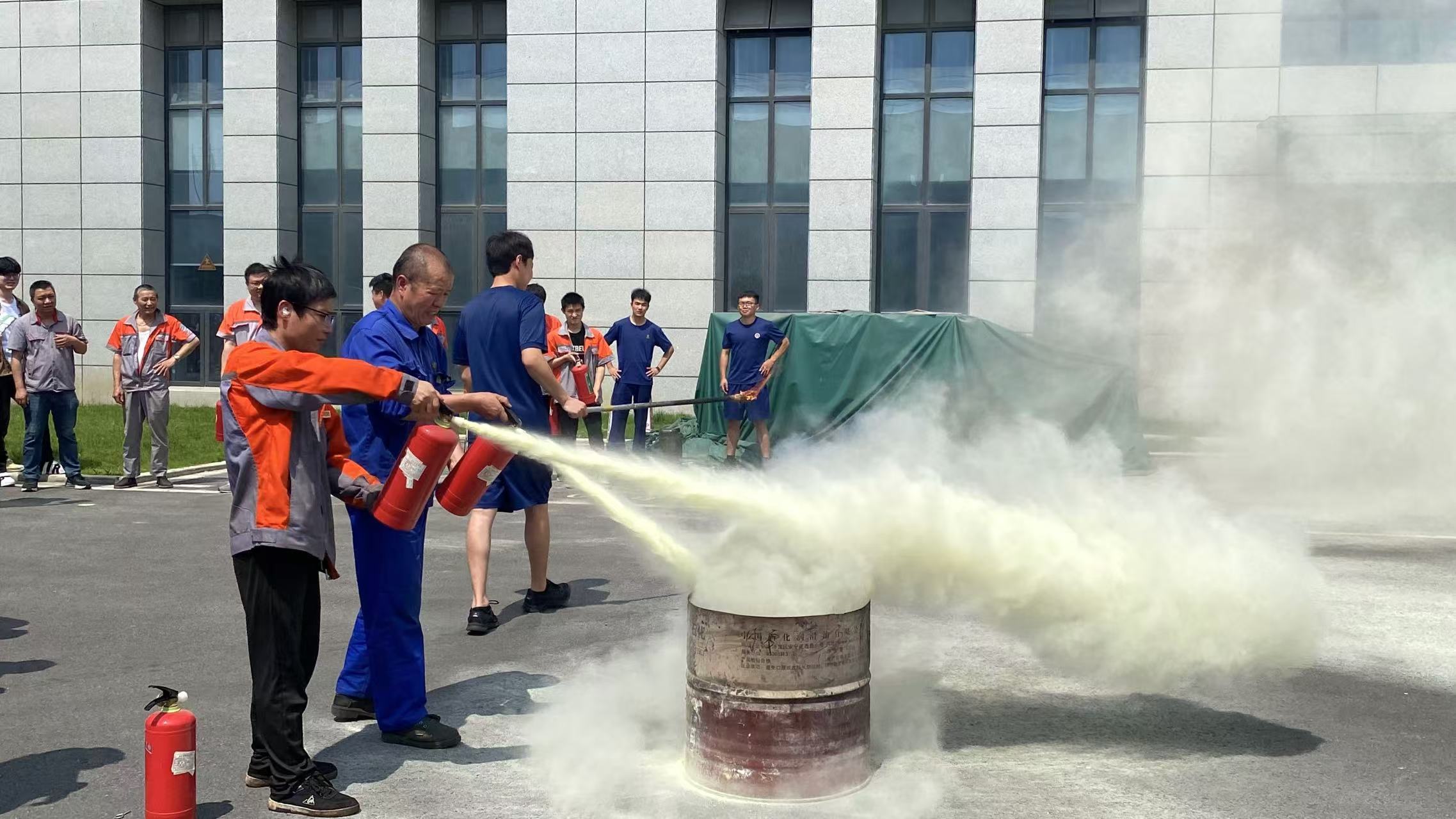 爭分奪秒，守護(hù)安全！新發(fā)現(xiàn)開展消防演習(xí)全力筑牢 “安全網(wǎng)”